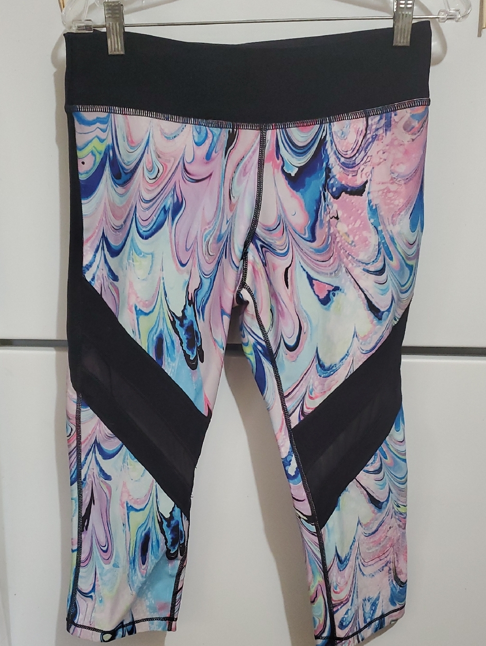 Pink Lotus Black & Pink Marble-Print Capri Sport Leggings Size L
